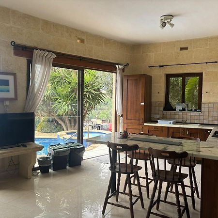 Sunny Gozo Getaway Pool & Easy Check-In Bed and Breakfast Ghajn il-Kbira  Exteriör bild