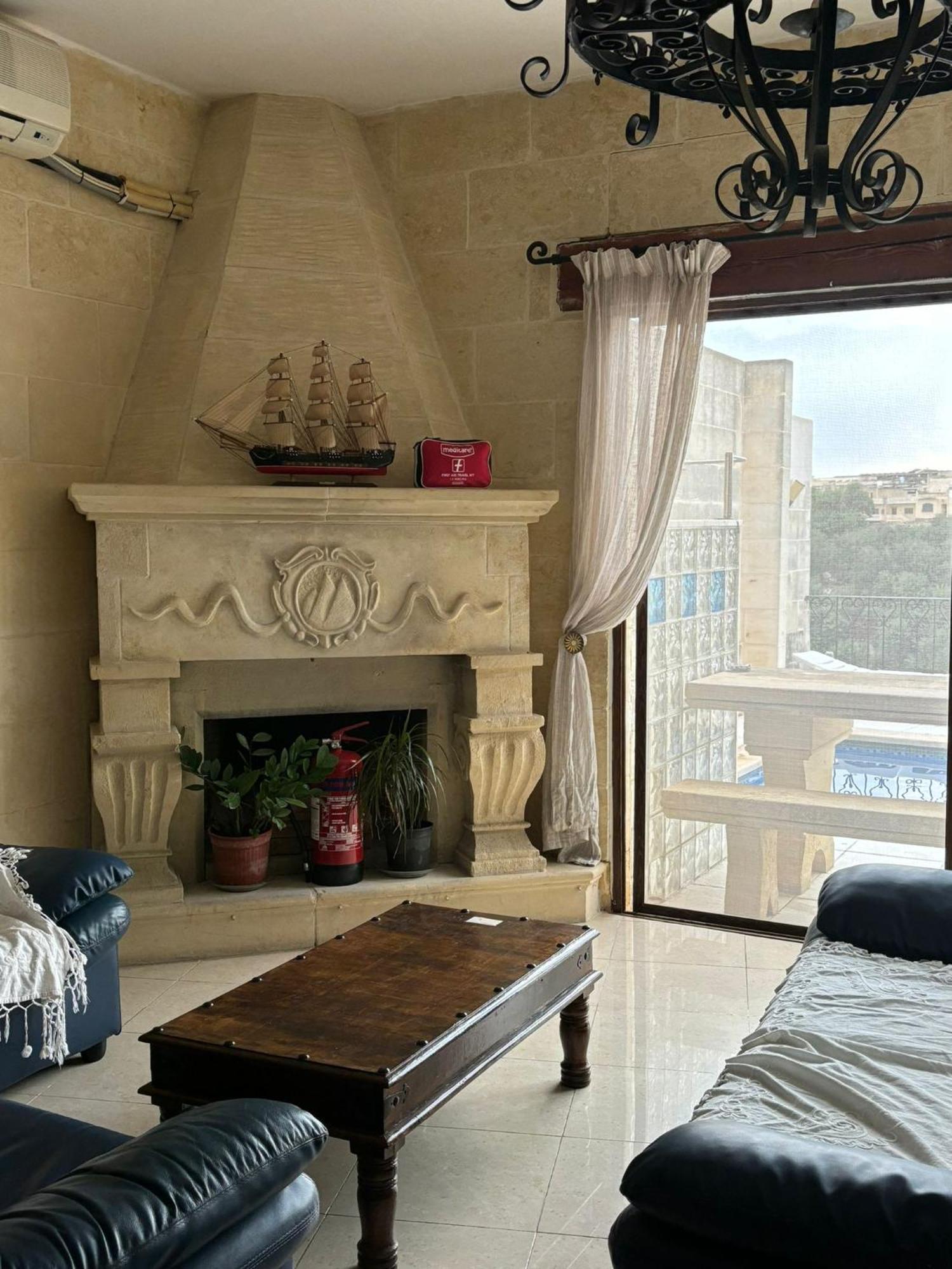 Sunny Gozo Getaway Pool & Easy Check-In Bed and Breakfast Ghajn il-Kbira  Exteriör bild