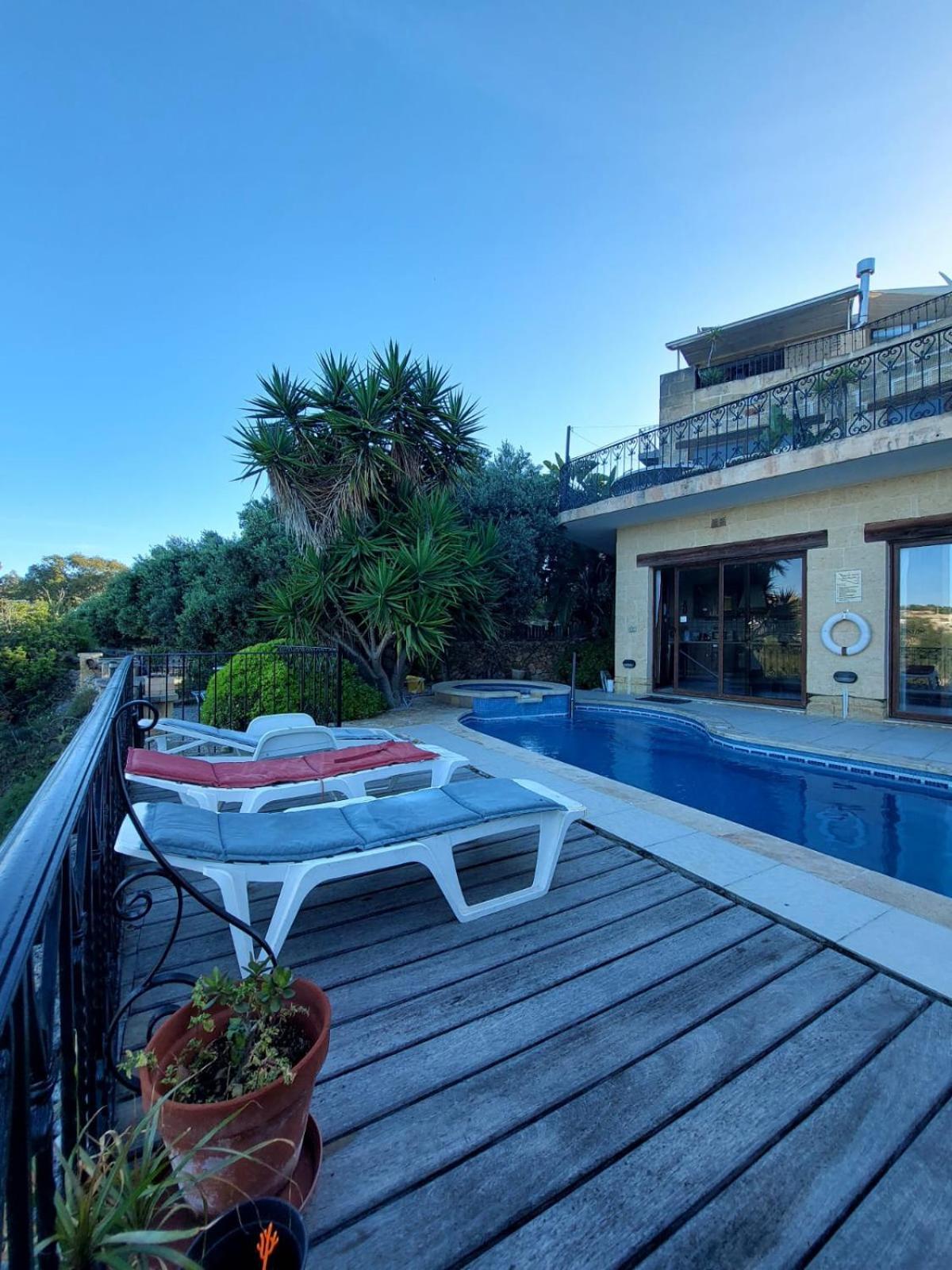 Sunny Gozo Getaway Pool & Easy Check-In Bed and Breakfast Ghajn il-Kbira  Exteriör bild